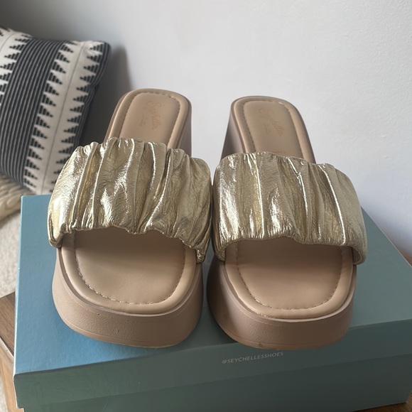 Seychelles Coney Island Light Gold Metallic Sandals - Picture 3 of 4